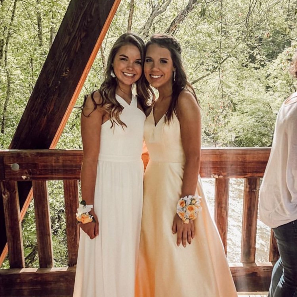 Cute cream prom dress!